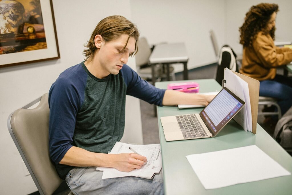 how to structure a university assignment properly